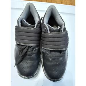 Boys Under Armour shoes. Size 1Y. GUC